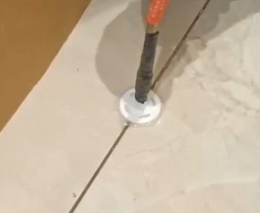 桓台瓷砖空鼓维修公司专业解答瓷砖在铺贴过程中，如果没有涂抹均匀到位的粘结材料（如水泥砂浆或瓷砖胶），可能会导致以下问题