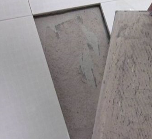 桓台瓷砖空鼓维修公司分享瓷砖铺贴时如果打浆（即涂抹在瓷砖背面和基层上的砂浆或瓷砖胶）过少，会带来以下问题